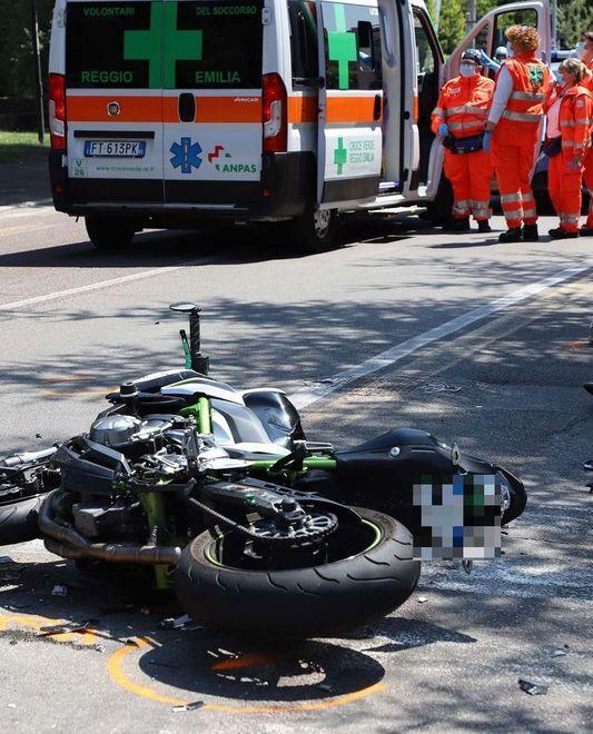 Si scontrano con un’auto feriti due giovani motociclisti 