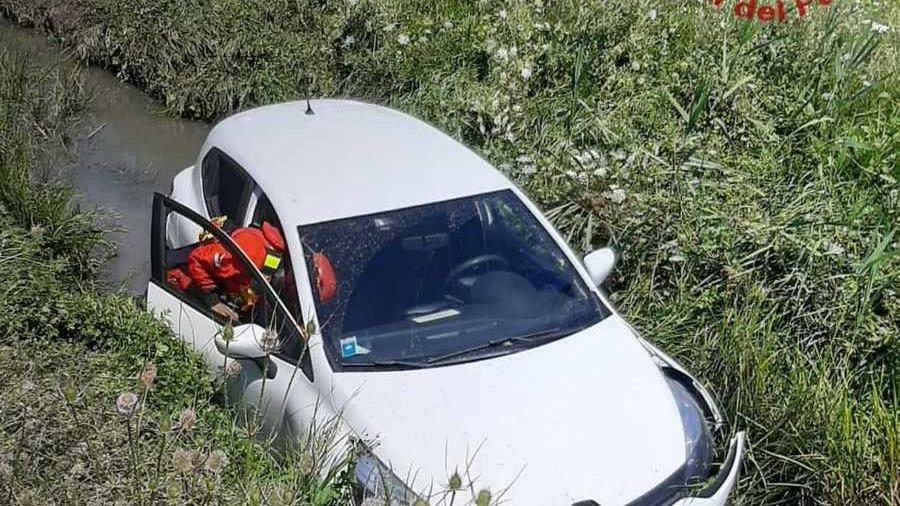 Finisce nel canale e resta bloccata dentro l’abitacolo