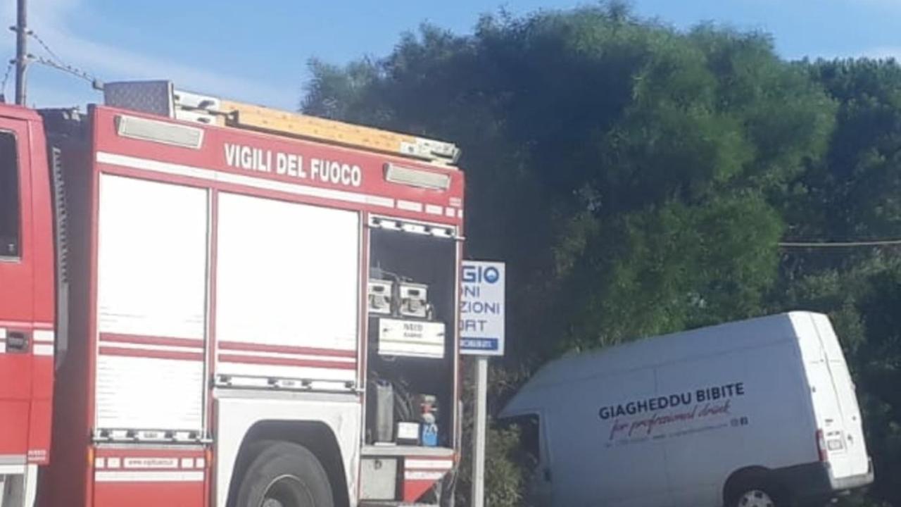Furgone tampona auto: donna ferita