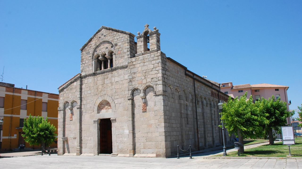 Olbia, le campane di San Simplicio suonano presto e forte: la polemica corre sul web