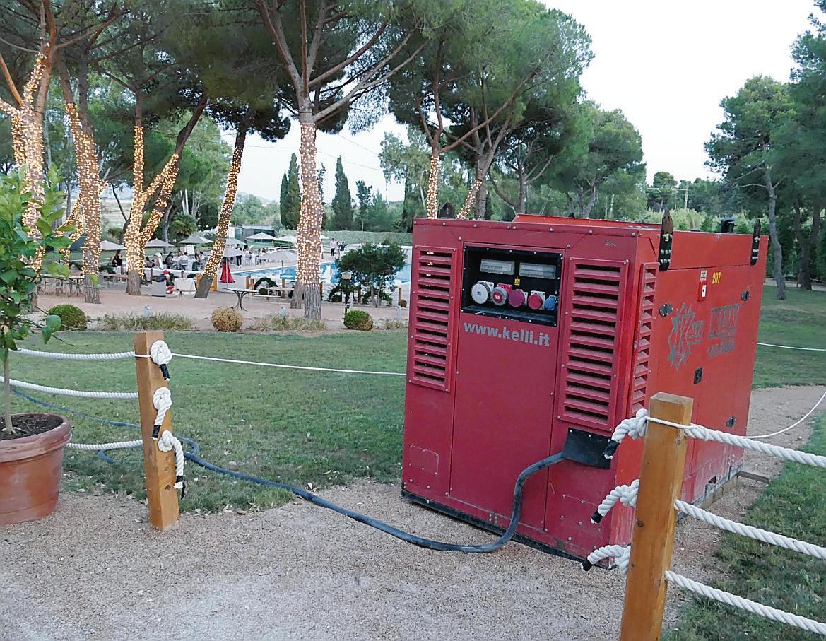 Blackout all’hotel: festa a rischio, il titolare chiama i carabinieri e ha un malore 