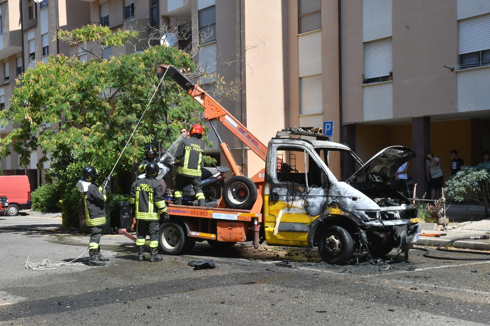 Il carro attrezzi distrutto in via Bonu a Oristano (foto Francesco Pinna)