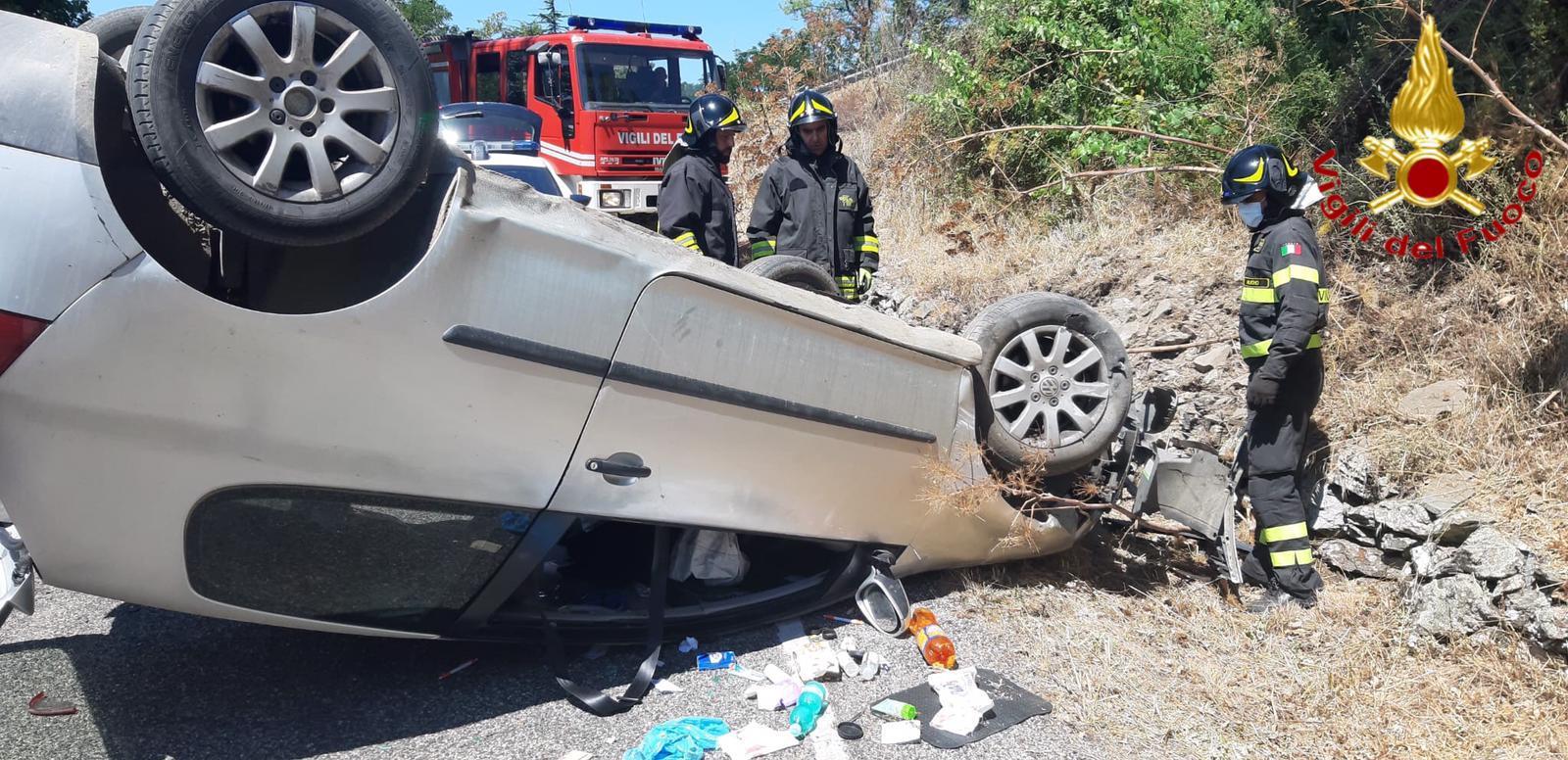 Perde il controllo e l'auto si ribalta lungo la strada Aritzo Gadoni: donna in ospedale 