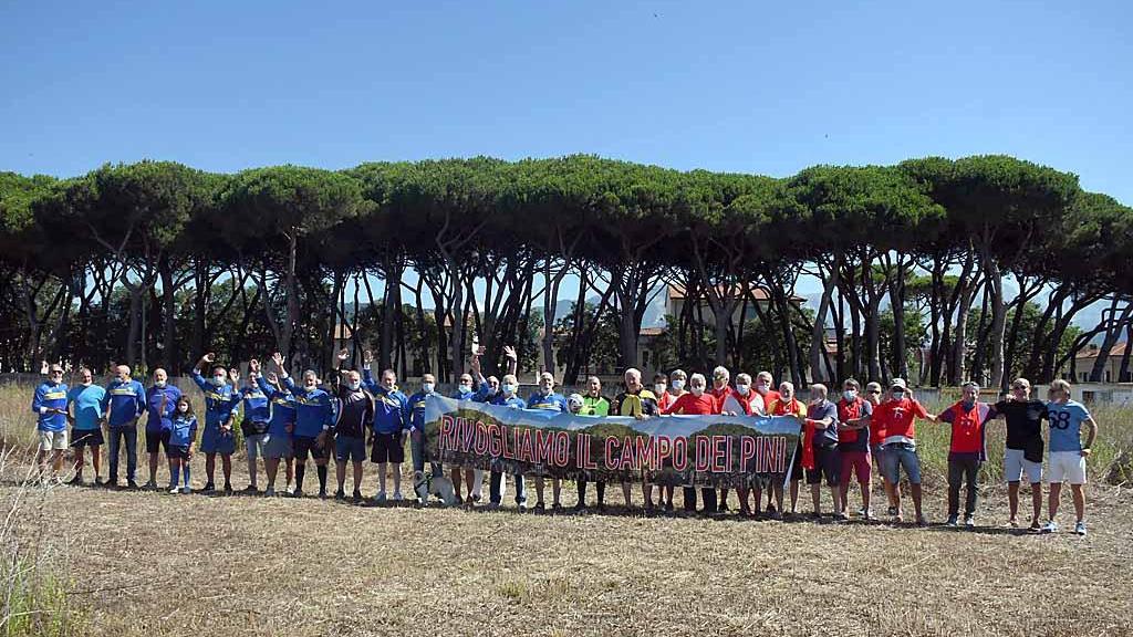 Marina di Carrara, a decine alla manifestazione per il campo dei Pini
