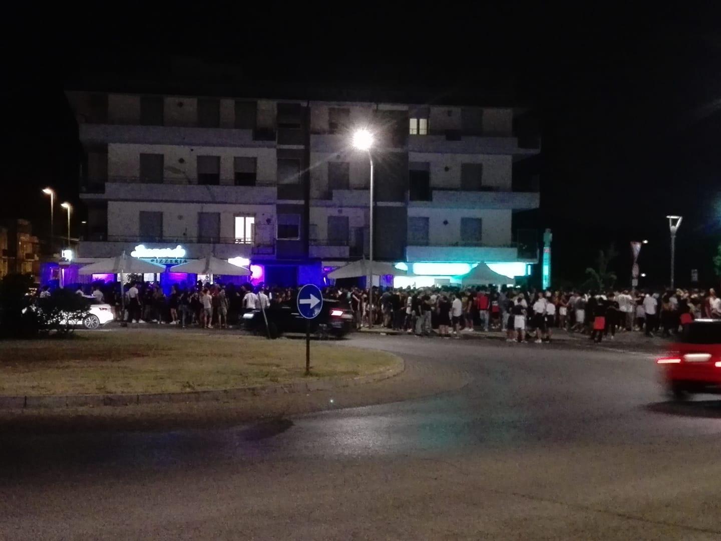 Centinaia di giovani all’esterno del Bar Leonardo di Sovigliana (foto da Facebook)