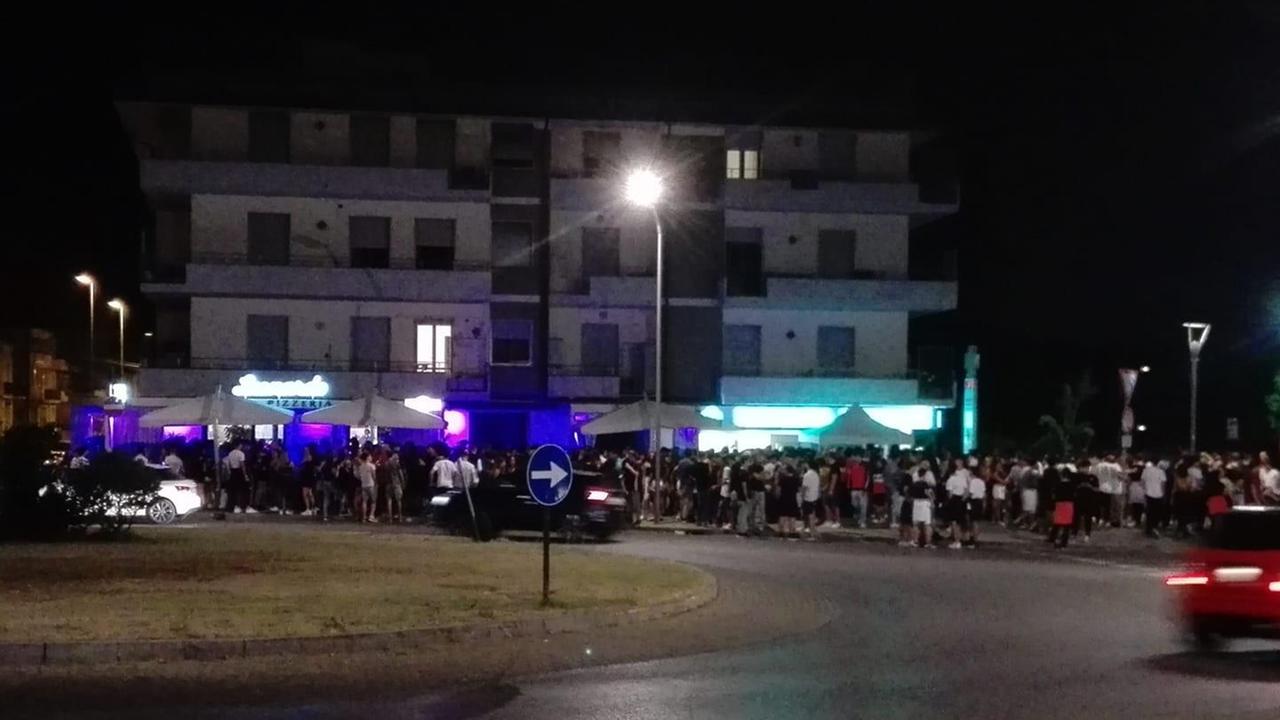 Centinaia di giovani all’esterno del Bar Leonardo di Sovigliana (foto da Facebook)