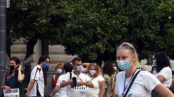 L'ultimo manifestazione dei docenti precari in piazza Aranci a Massa