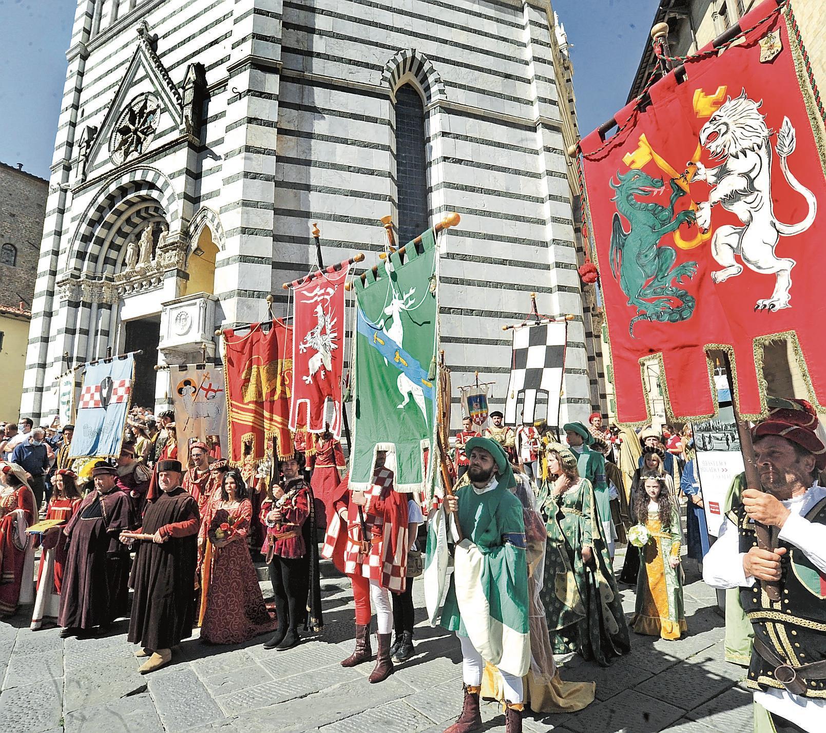 In piazza i colori e i suoni della tradizione per un San Jacopo orfano della Giostra