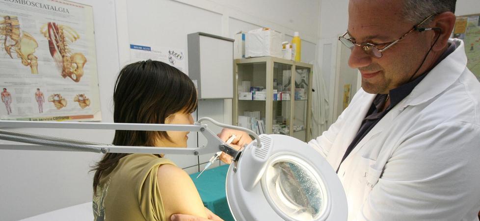 A Modena pochi medici di base, Ausl: «Aumentare il numero dei pazienti» 