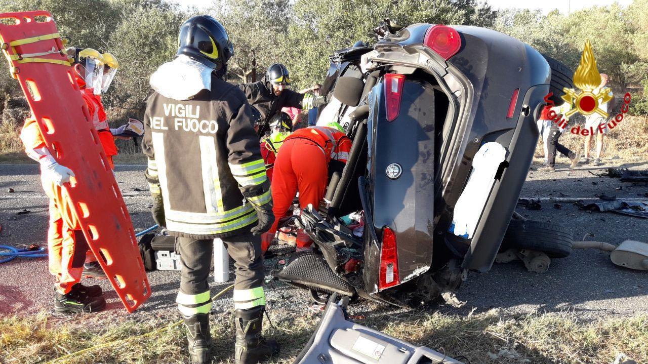 Perde il controllo dell'auto, finisce fuori strada e si ribalta: un ferito a Siamanna