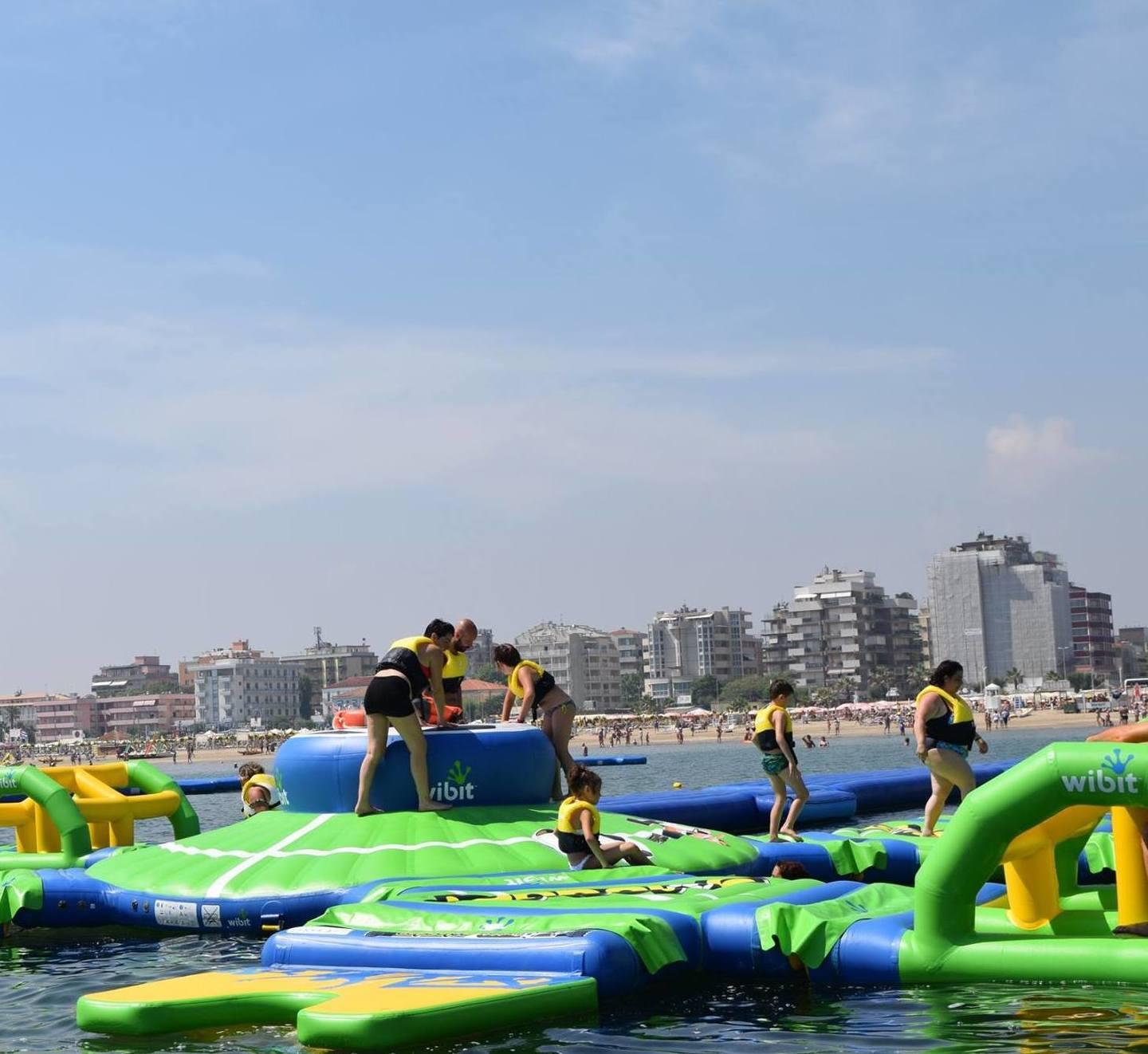 La piattaforma galleggiante del “BoaBay” acquapark galleggiante a Rimini