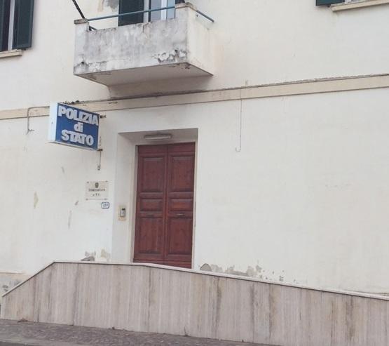 Rosignano Solvay, abbraccia un anziano e gli ruba la collana 