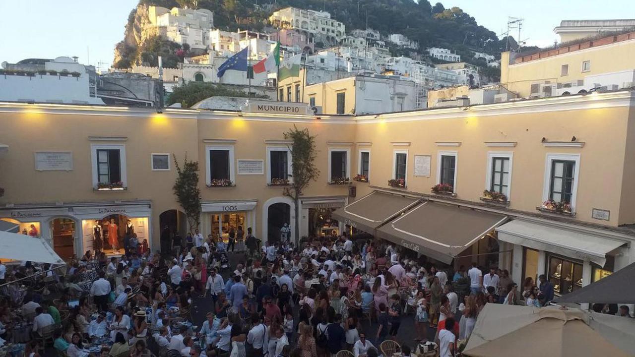 Positiva al Covid dopo la vacanza a Capri: «Sempre con la mascherina, ma non ha fermato il virus»