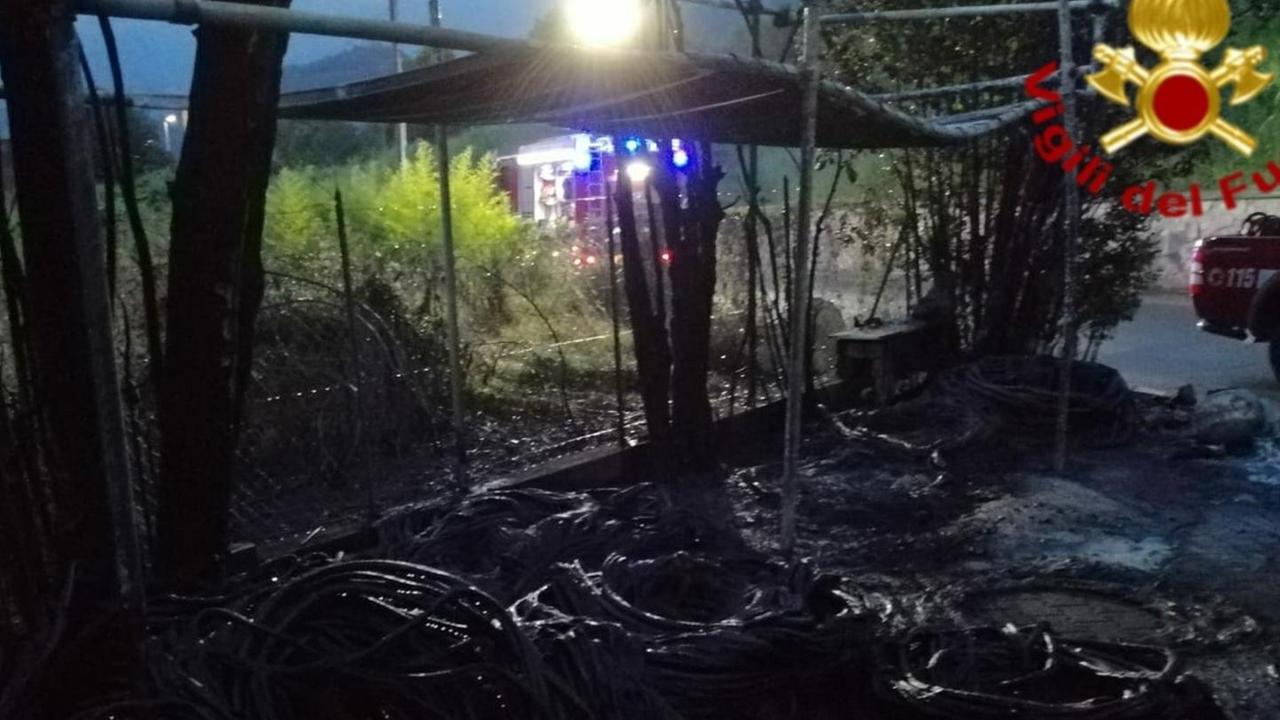 Rogo nella notte in viale Marina Salvi magazzino e una casa
