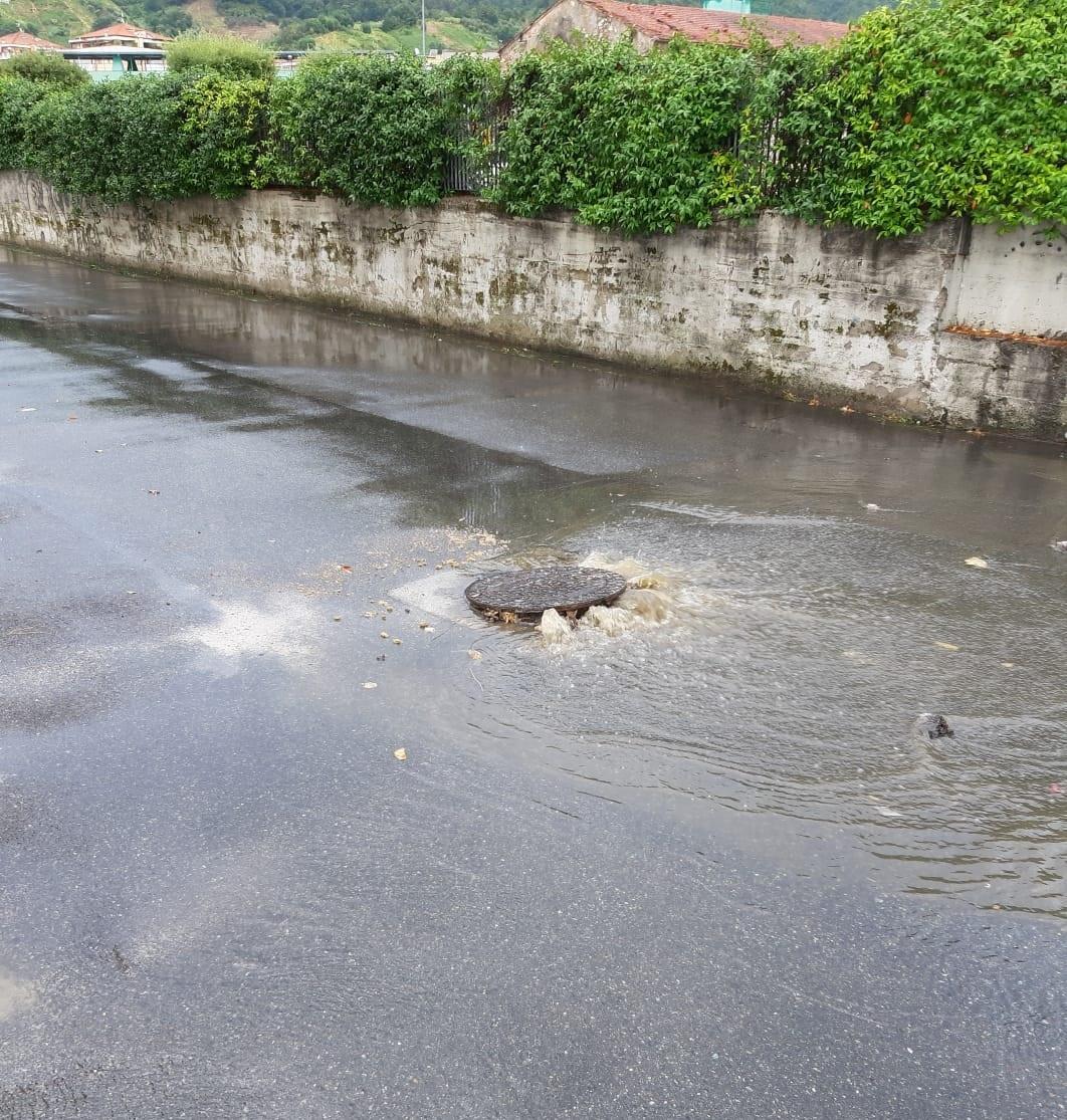Dai tombini fuoriesce un mare di liquami