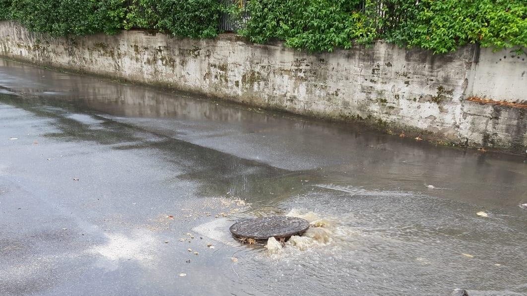 Dai tombini fuoriesce un mare di liquami