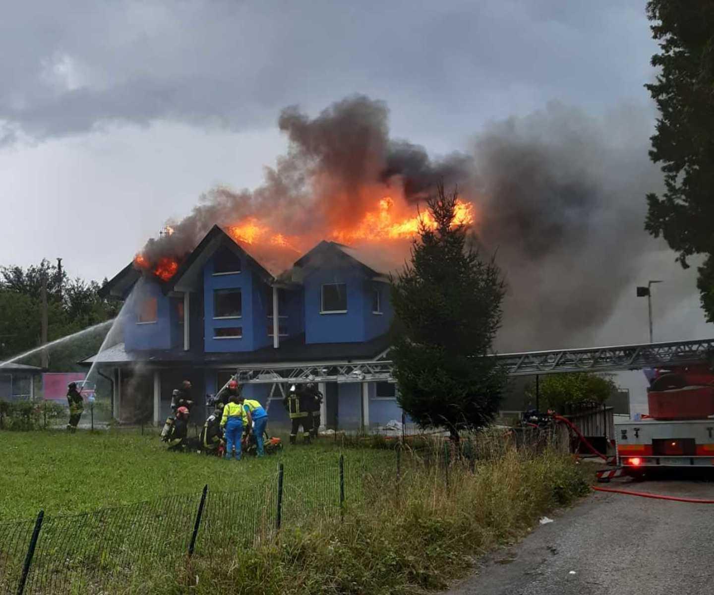 Il fuoco distrugge il tetto di una casa Famiglia evacuata e pompiere ferito 