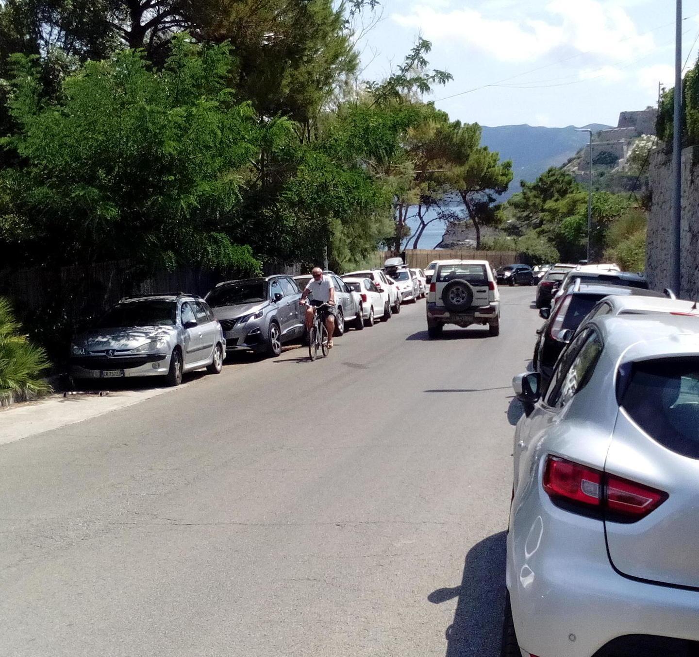 La strada della Costa Nord presa d’assalto dalle auto 