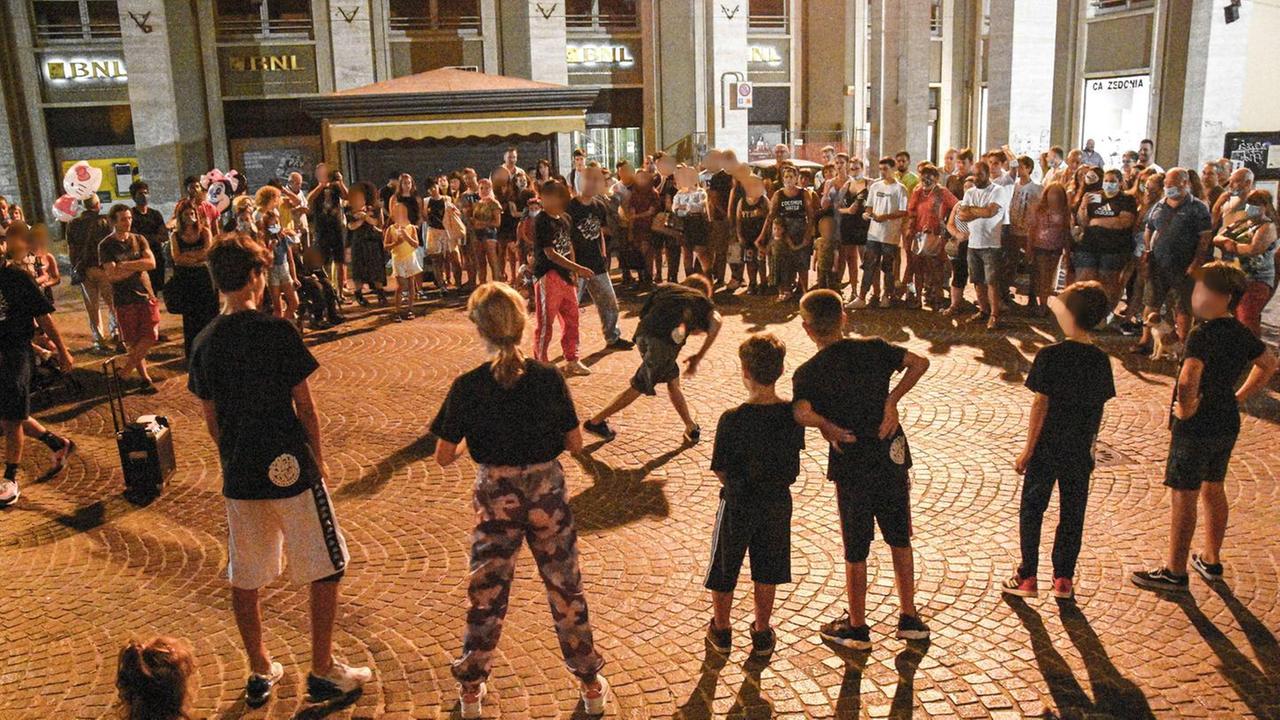 Assembramenti in piazza, scattano le sanzioni Alcol ai minori: multa al bar