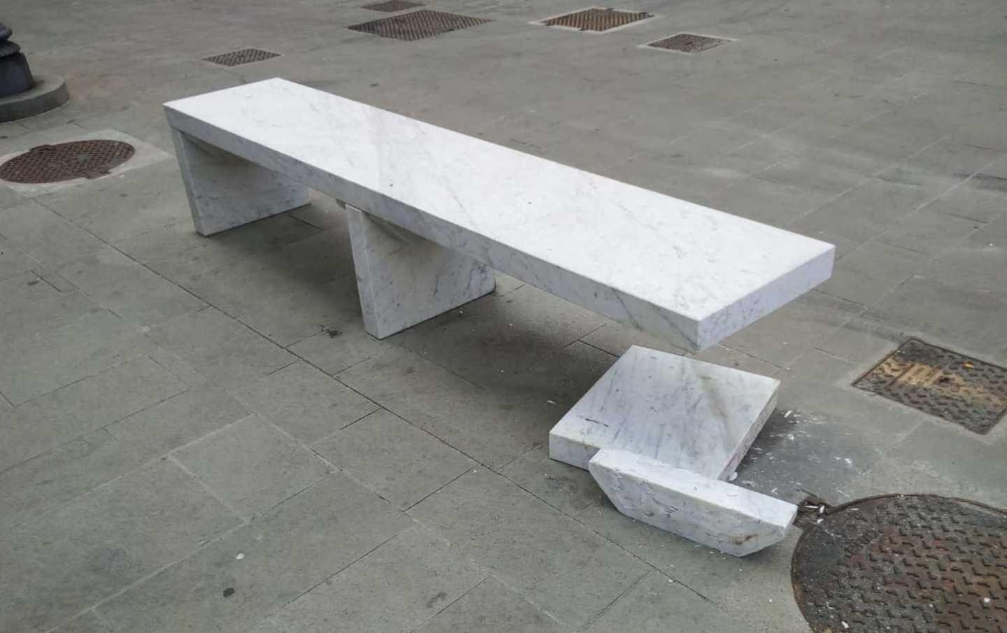 Panchina danneggiata dai vandali