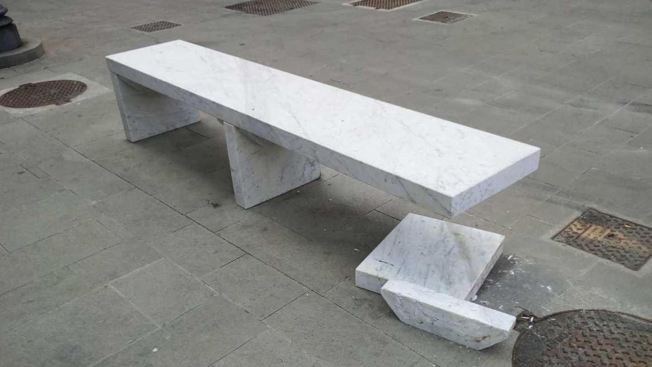 Panchina danneggiata dai vandali