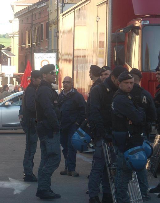 Il cantante di destra “cacciato” da Grisù si esibisce in Gad 