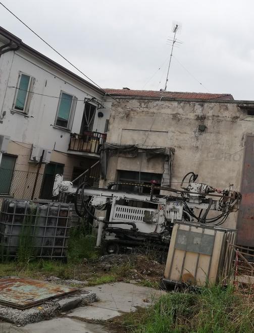 Scia di nafta sulla strada Per la pioggia è uscita dall’ex distributore 