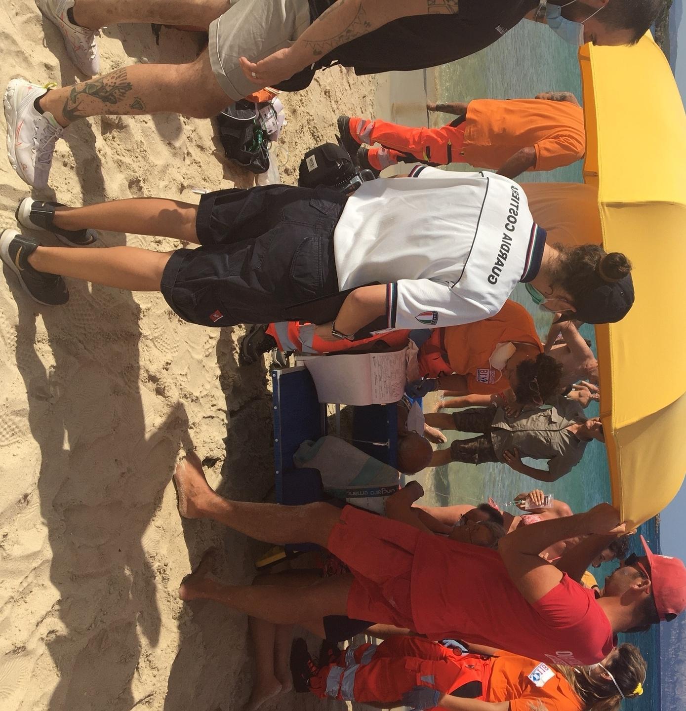 Malore in mare, i bagnini di Cala Sassari salvano un anziano
