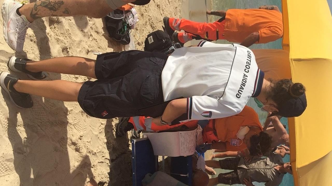 Malore in mare, i bagnini di Cala Sassari salvano un anziano