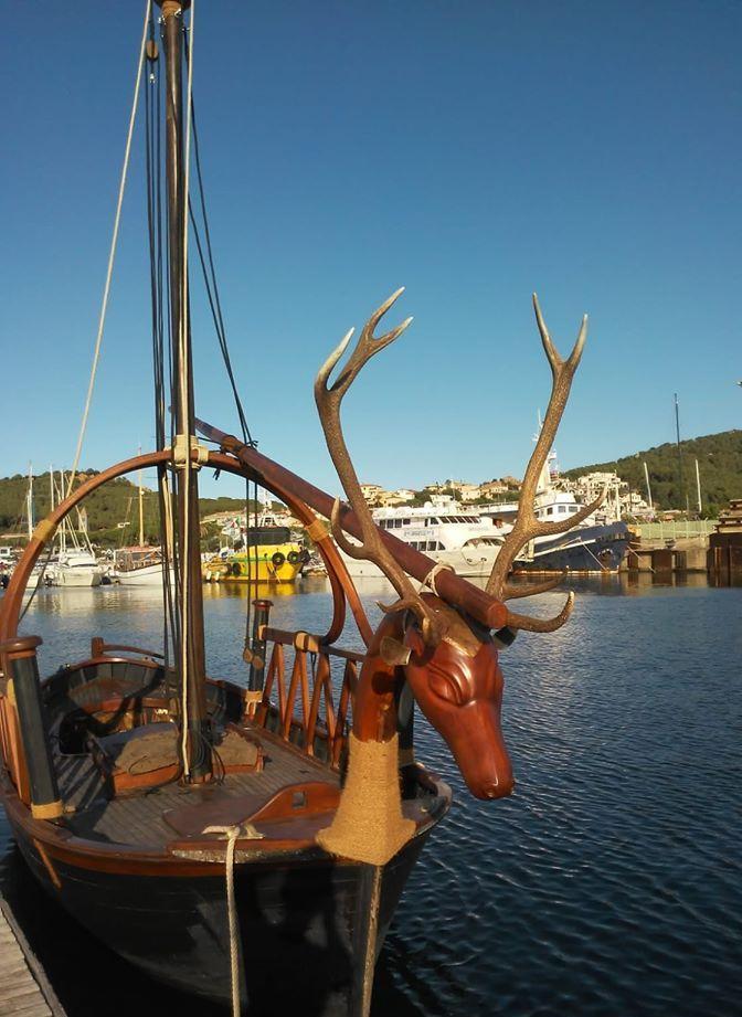 Al porticciolo c’è il varo della nave nuragica