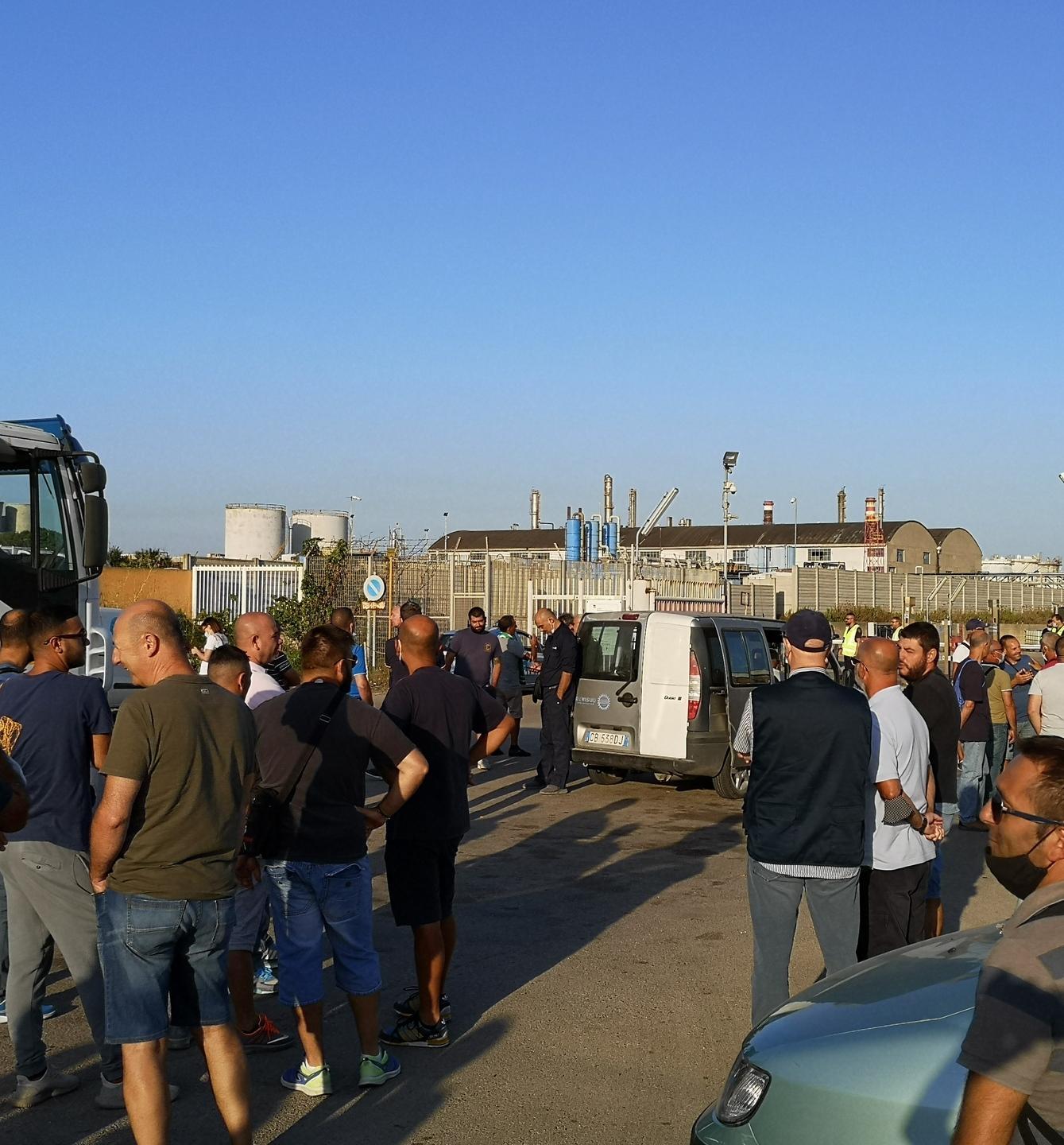 Operai Isolfin senza lavoro operai riscoprono la solidarietà