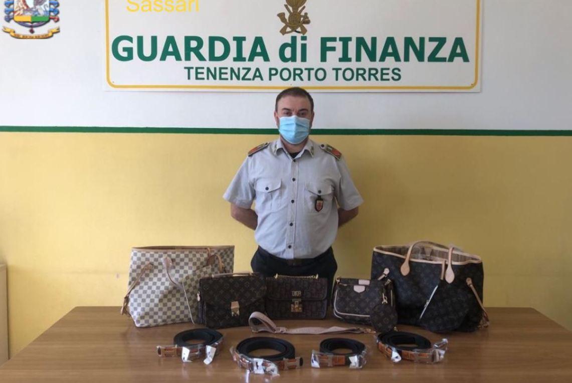 Sequestrati borse e smartphone falsi 