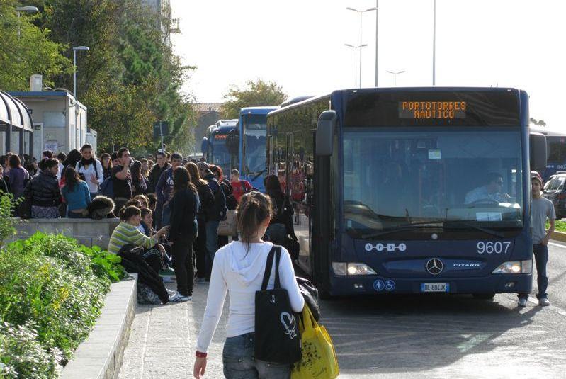 Il dopo coronavirus: a distanza tra i banchi ma non sul bus 