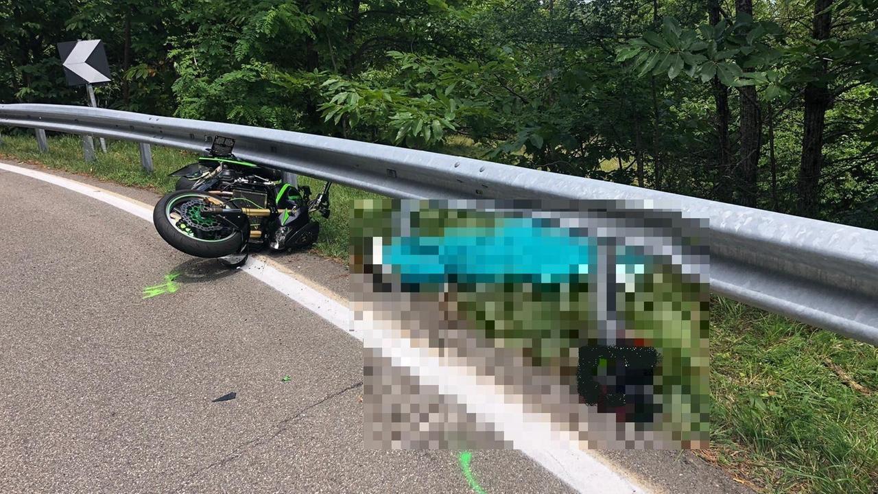 Busana, schianto contro il guardrail: morto un motociclista di 43 anni