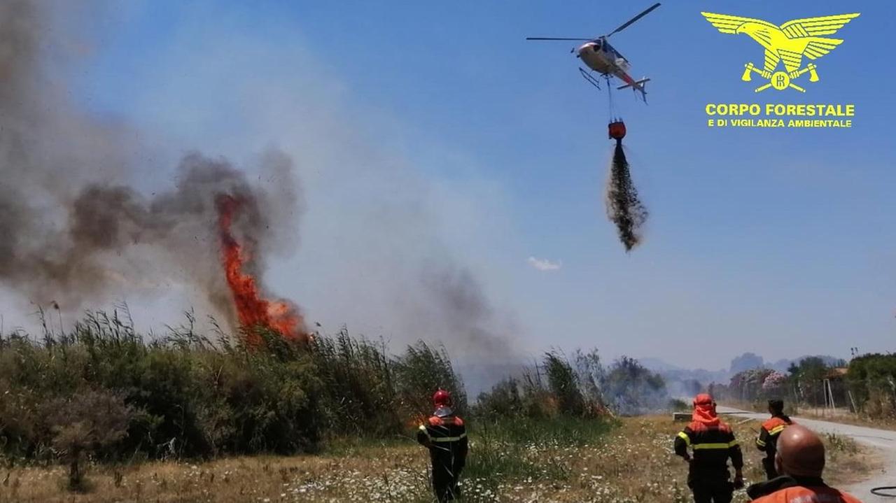 Tre grossi incendi a Perfugas, Nuoro e Carbonia 