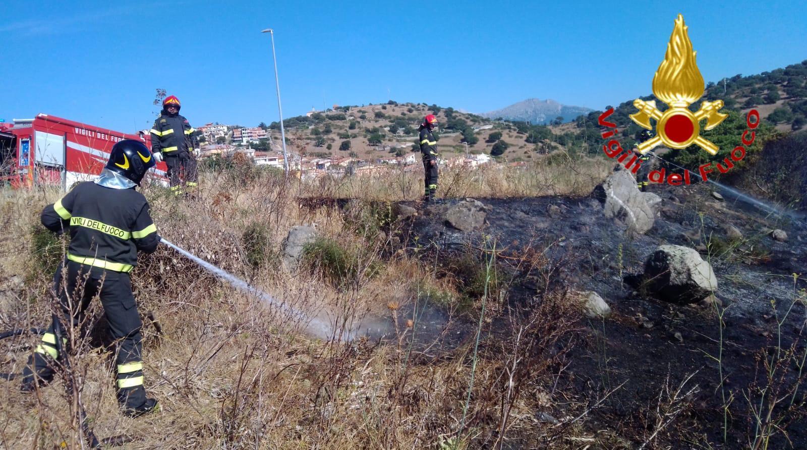Incendio alla periferia di Nuoro, chiusa una galleria