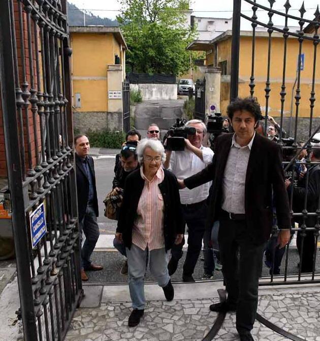 Mina Welby e Marco Cappato il 14 aprile 2017 quando si sono autodenunciati alla caserma dei carabinieri a Massa