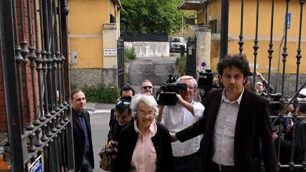 Mina Welby e Marco Cappato il 14 aprile 2017 quando si sono autodenunciati alla caserma dei carabinieri a Massa