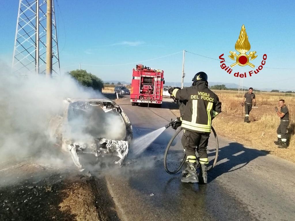 Uta, l'auto prende fuoco: mamma riesce a mettere in salvo i suoi figli