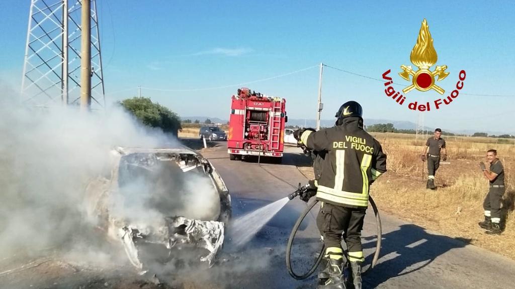 Uta, l'auto prende fuoco: mamma riesce a mettere in salvo i suoi figli