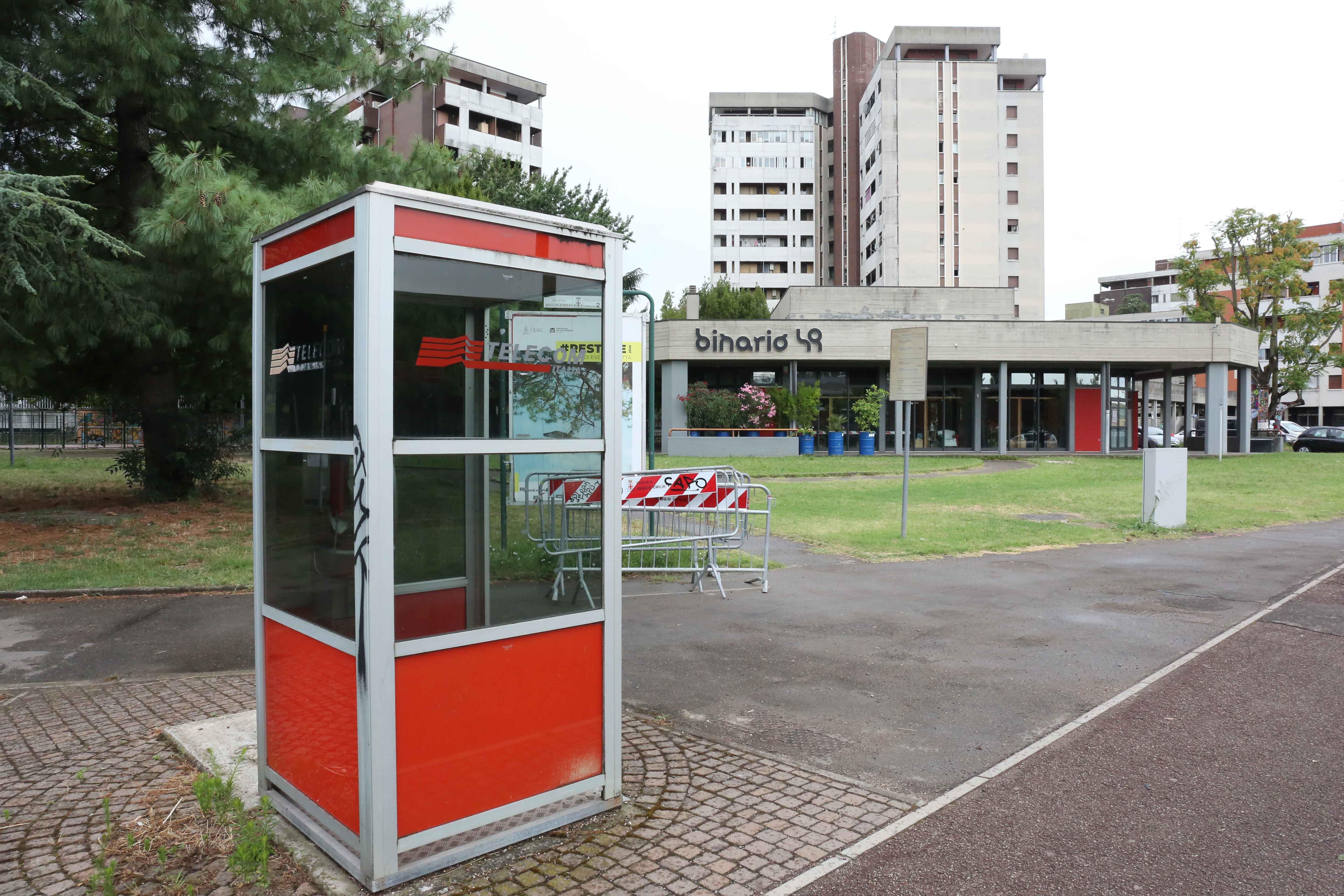 Vecchie cabine telefoniche, ormai nessuno le usa più: a Reggio Emilia ne restano solo 69 