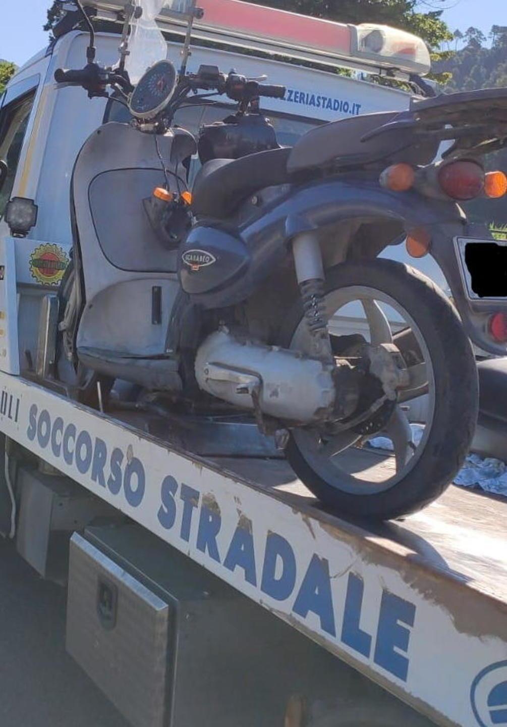 Si schianta con lo scooter contro un albero 