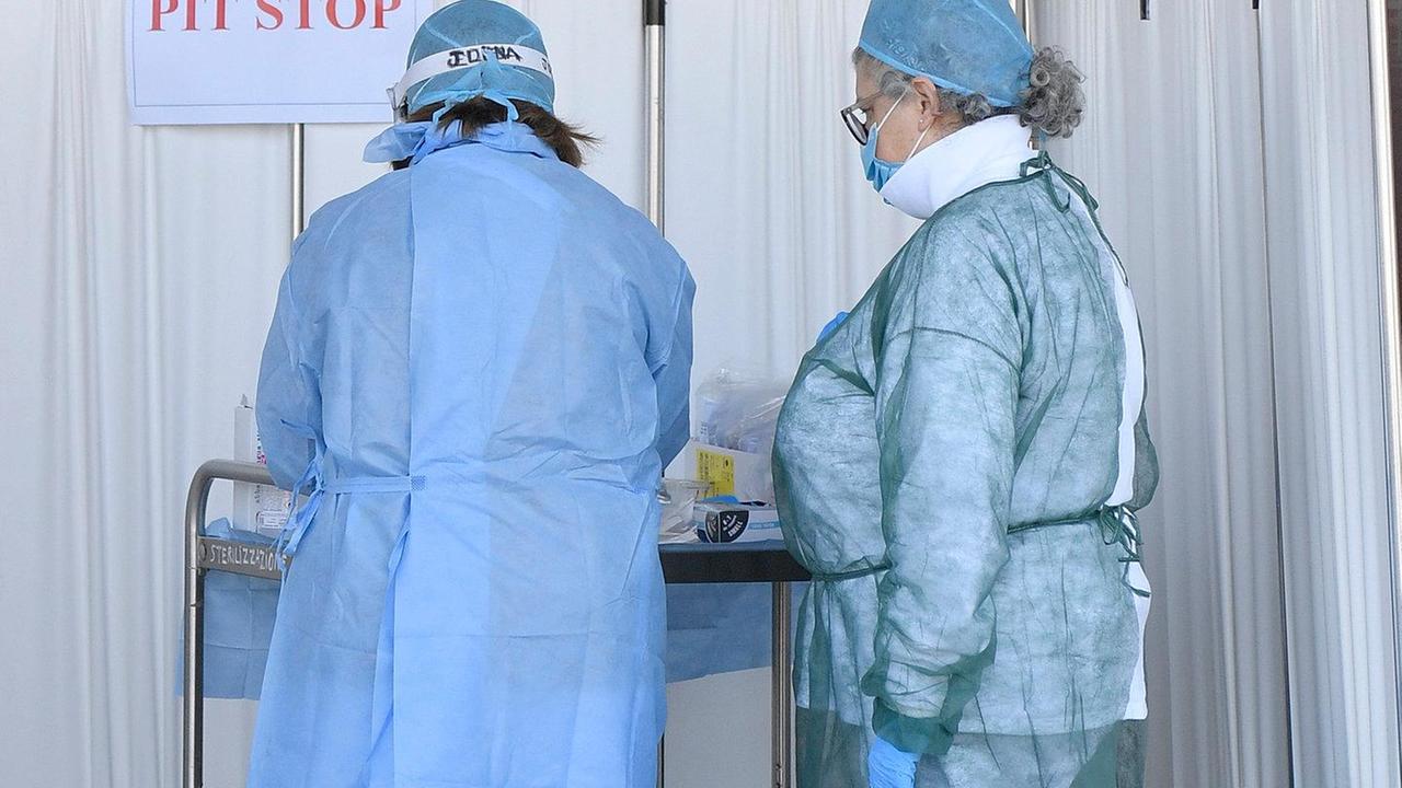 In fila per il tampone davanti al Pizzetti «Nessuna privacy»