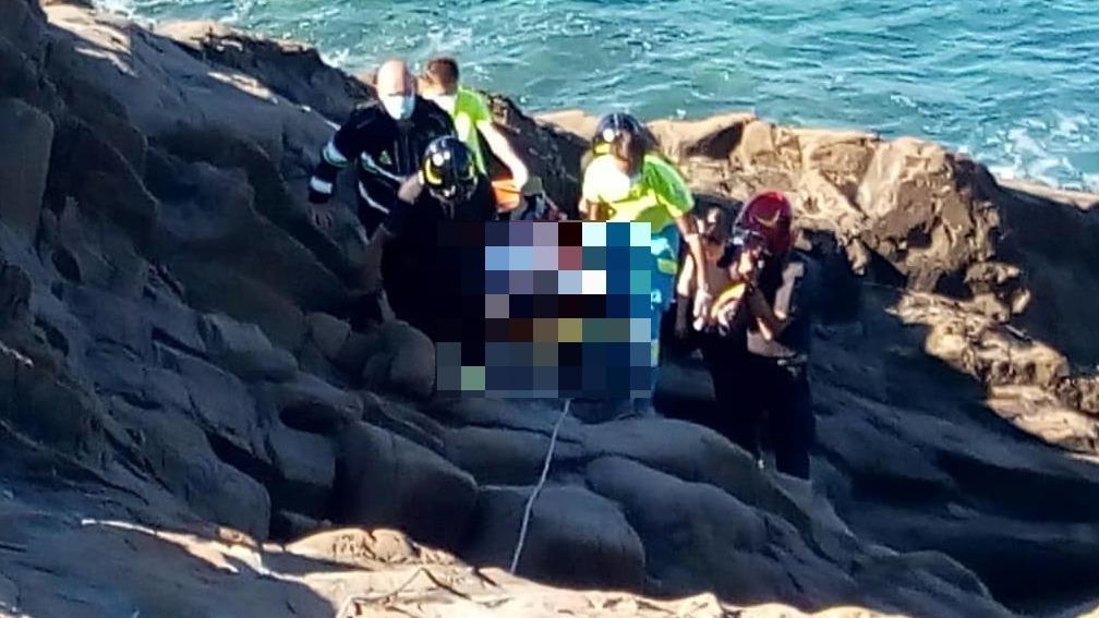 Pescatore cade dagli scogli