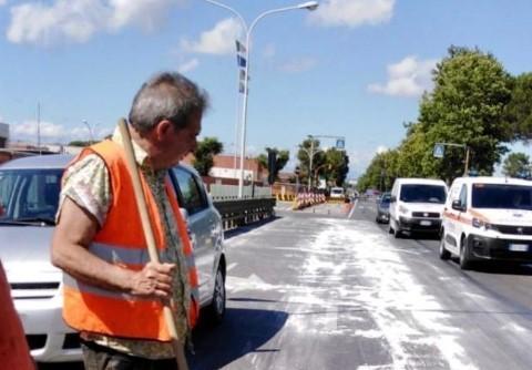 Scooter scivolato sull’asfalto, si cerca camion che ha perso olio