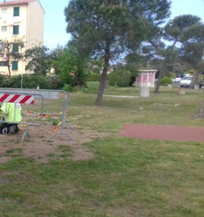 Provano a dare fuoco agli arredi del parco Residenti infuriati
