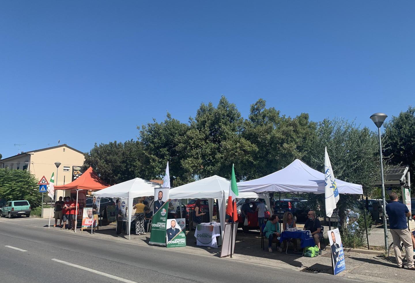 Gazebo schierati come alla fiera ma è politica
