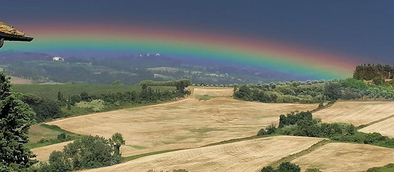 L’arcobaleno “abbraccia” le colline di Peccioli