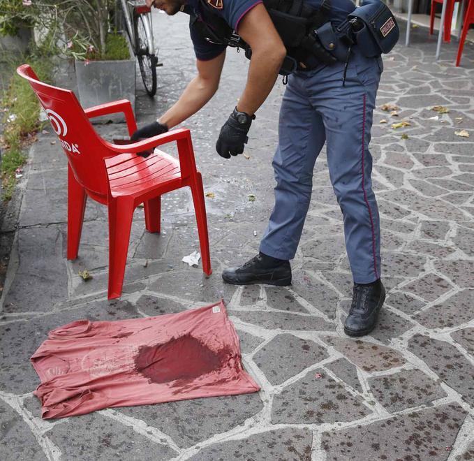 «Accoltellato due volte per una litigata» 