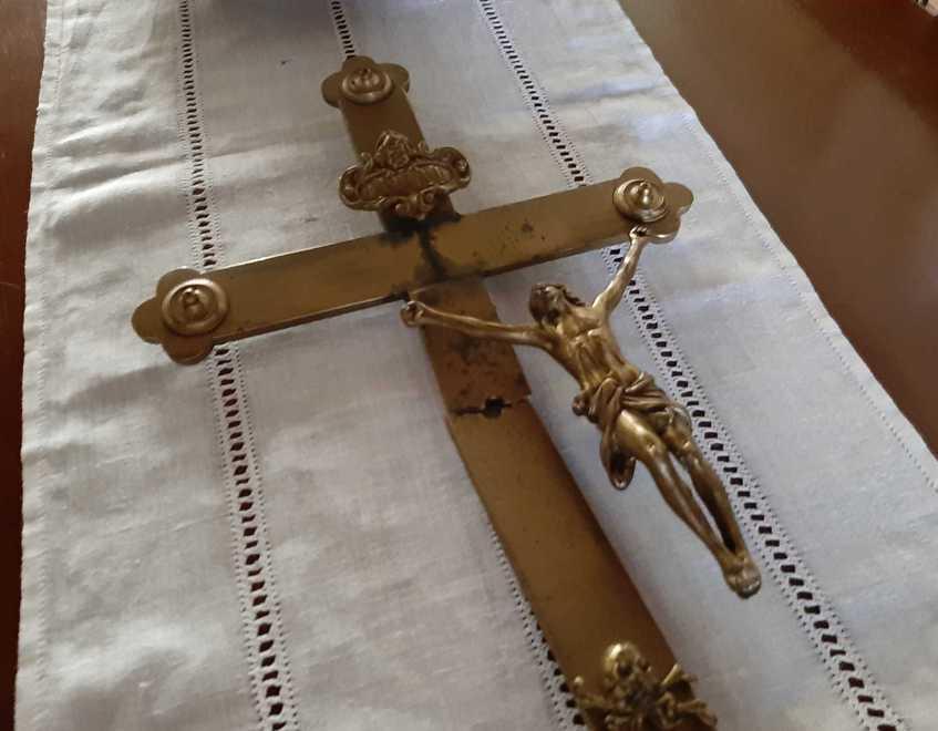 Aveva in mano il crocefisso appena rubato nel duomo 